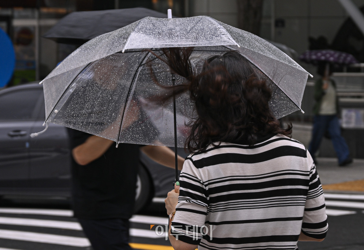 ▲6일 서울 종로구 광화문역 일대에서 우산을 쓴 시민들이 내리는 비를 피해 발걸음을 재촉하고 있다. (조현호 기자 hyunho@)