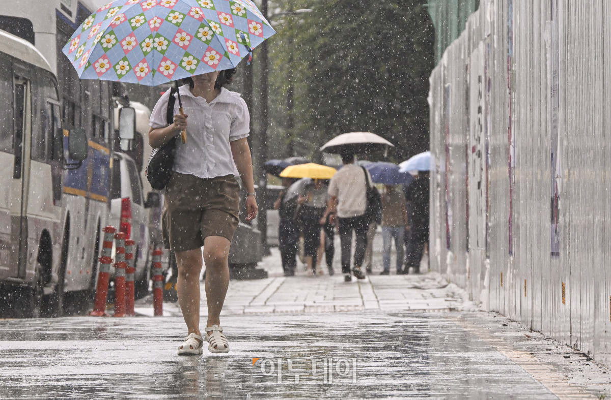 ▲전국 대부분 지역에 돌풍과 함께 천둥·번개를 동반한 많은 비가 내린 6일 서울 종로구 광화문역 일대에서 우산을 쓴 시민들이 내리는 비를 피해 발걸음을 재촉하고 있다. 기상청에 따르면 새벽에 중부지방과 경북 북부에 비가 시작돼 오전부터 그 밖의 남부지방과 제주도로 확대될 것으로 예보했다. 조현호 기자 hyunho@