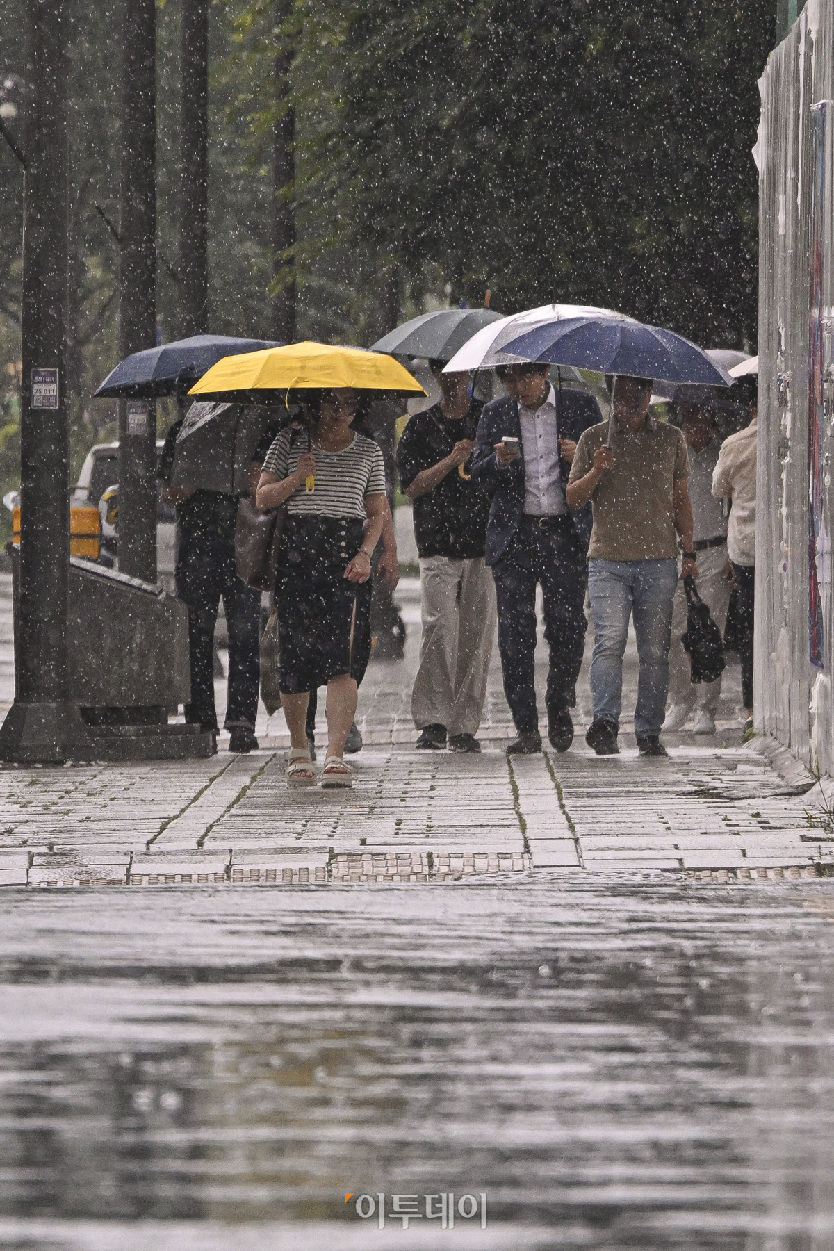▲6일 서울 종로구 광화문역 일대에서 우산을 쓴 시민들이 내리는 비를 피해 발걸음을 재촉하고 있다. (조현호 기자 hyunho@)