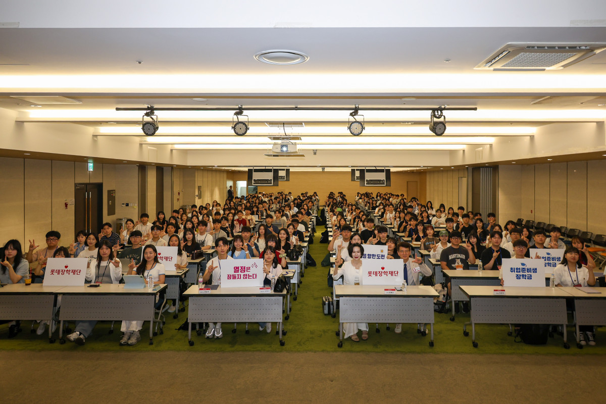 ▲장혜선 롯데장학재단 이사장이 5일 서울 영등포구 롯데리테일아카데미에서 열린 ‘신격호 롯데 취업준비생 장학금 수여식’에서 장학생들과 기념촬영을 하고 있다. (사진제공=롯데장학재단)