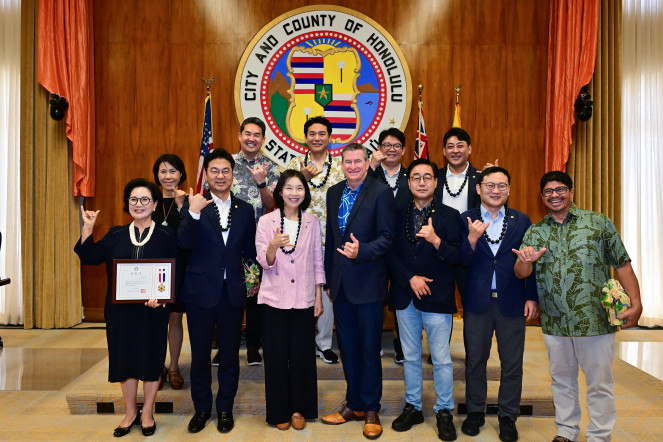 ▲최호정(앞줄 왼쪽 세 번째) 서울시의장이 호놀롤루시의회 토미 워터스 의장을 만난 뒤 기념촬영을 하고 있다. (사진제공=서울시의회)