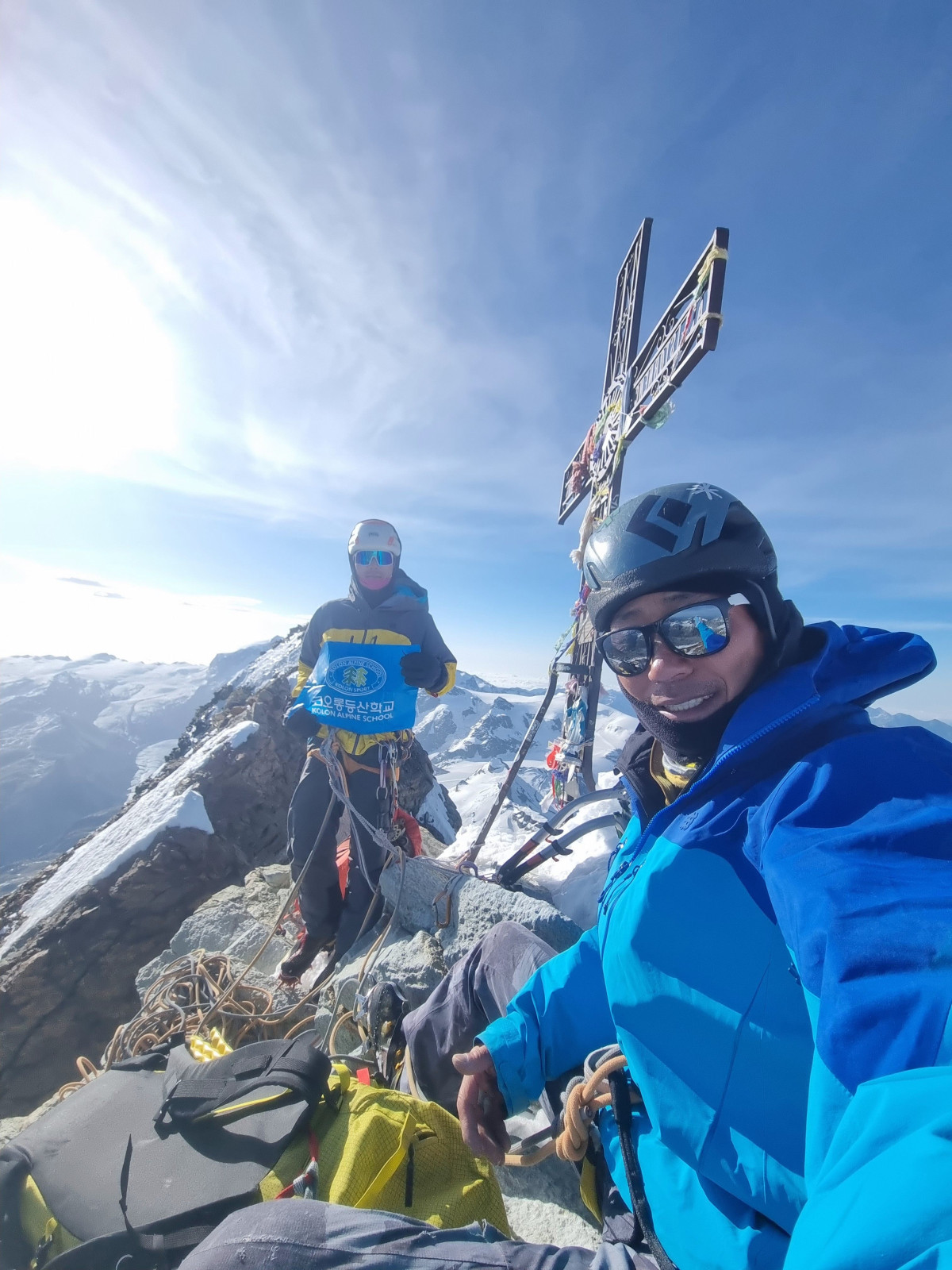 ▲(왼쪽부터) 코오롱스포츠 앰배서더 우석주, 문성욱 산악인이 마테호른을 완등한 모습 (사진제공=코오롱인더스트리FnC부문)