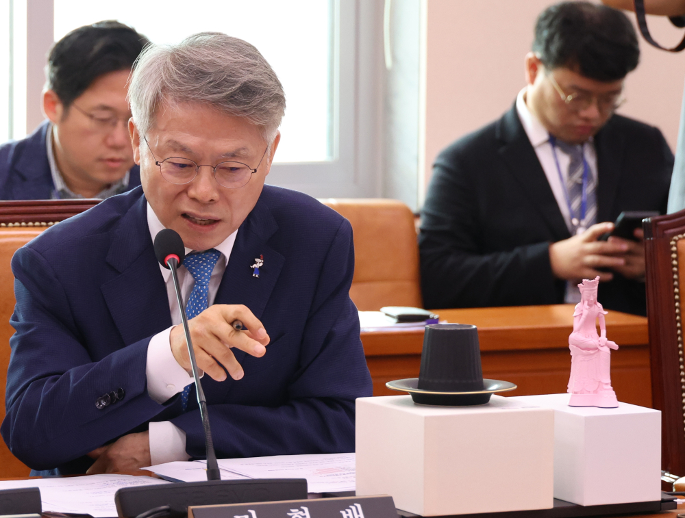 ▲민형배 더불어민주당 의원이 29일 서울 여의도 국회 문화체육관광위원회에서 열린 최휘영 문화체육관광부 장관 후보자 인사청문회에서 넷플릭스를 통해 공개된 애니메이션 '케이팝 데몬 헌터스'의 인기를 설명하며 국립중앙박물관에서 만든 문화상품 '반가사유상 미니어처'와 '갓잔'을 소개하고 있다. (고이란 기자 photoeran@)