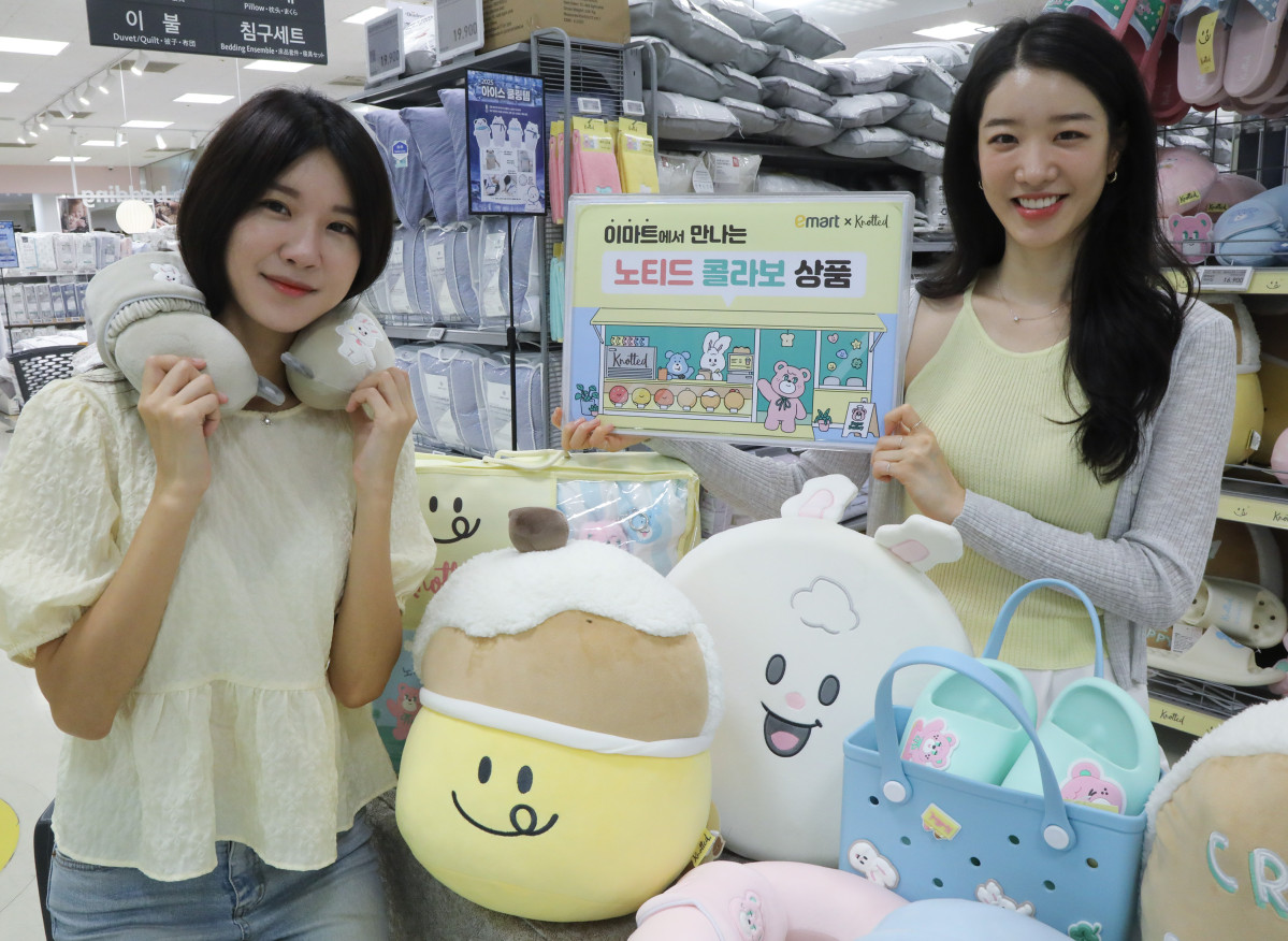 ▲6일 수요일 오전 이마트 왕십리점에서 모델들이 이마트X노티드 콜라보 상품을 소개하고 있다. (사진제공=이마트)