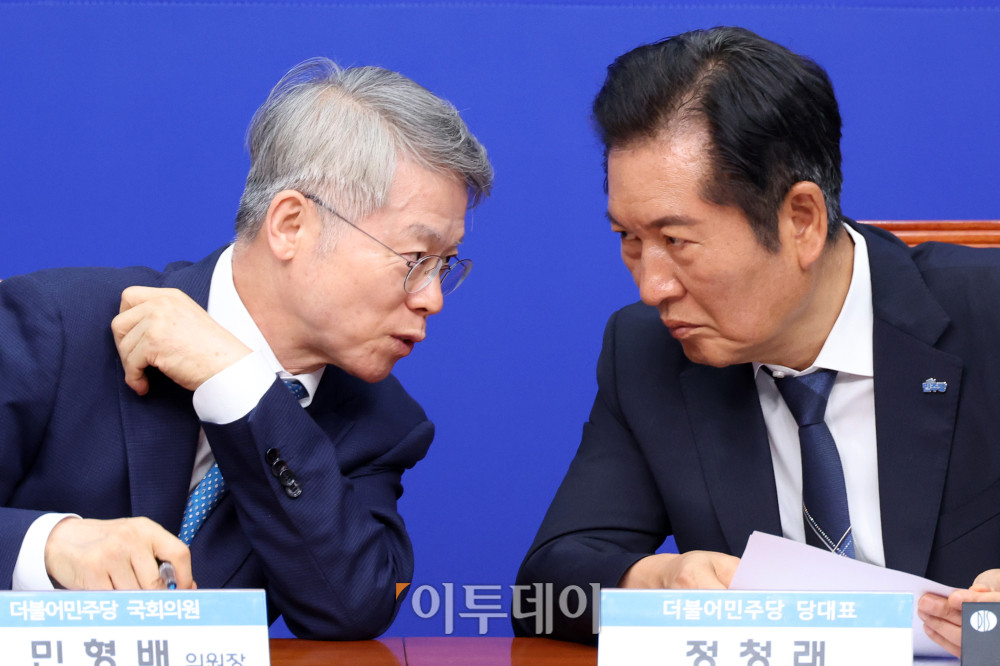 ▲정청래(오른쪽) 더불어민주당 대표가 6일 서울 여의도 국회에서 열린 국민주권 검찰정상화 특별위원회 출범식 및 1차 회의에서 민형배 위원장과 대화하고 있다. 고이란 기자 photoeran@