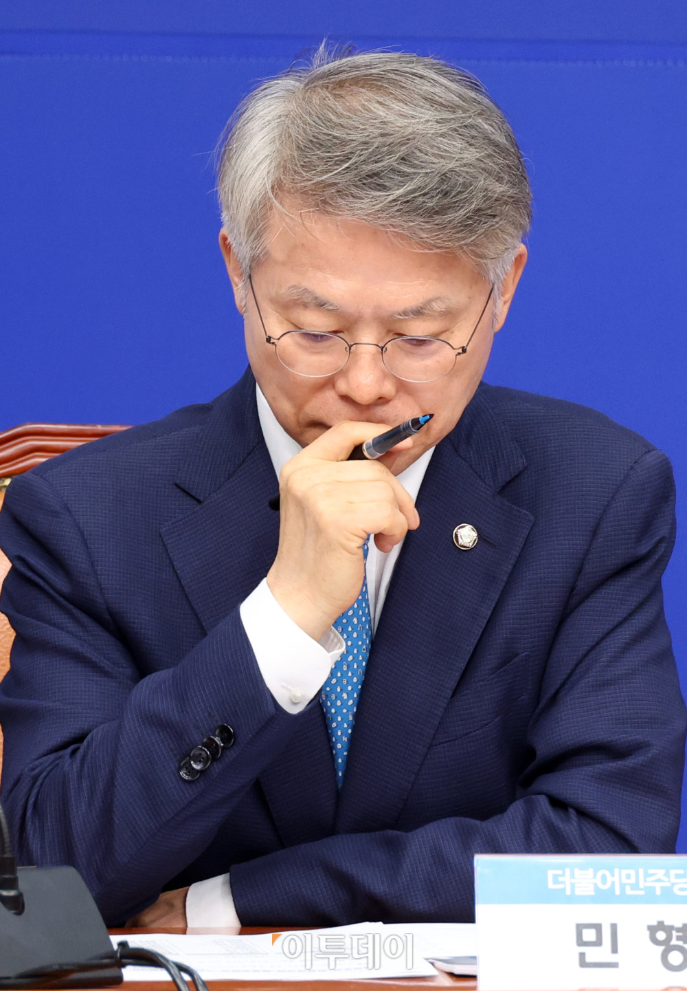 ▲6일 서울 여의도 국회에서 열린 국민주권 검찰정상화 특별위원회 출범식 및 1차 회의에서 민형배 위원장이 자료를 살펴보고 있다. 고이란 기자 photoeran@