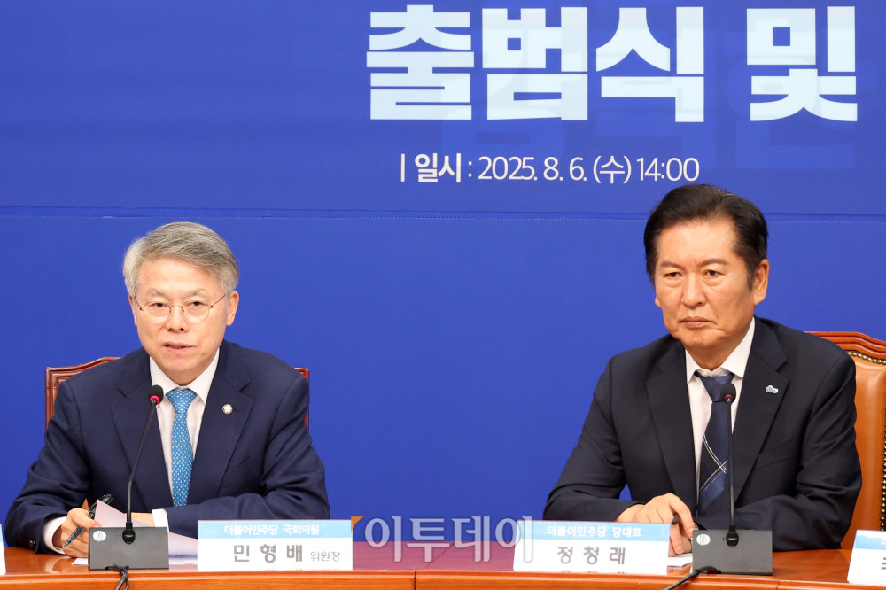 ▲6일 서울 여의도 국회에서 열린 국민주권 검찰정상화 특별위원회 출범식 및 1차 회의에서 민형배 위원장이 인사말을 하고 있다. 오른쪽은 정청래 더불어민주당 대표. 고이란 기자 photoeran@