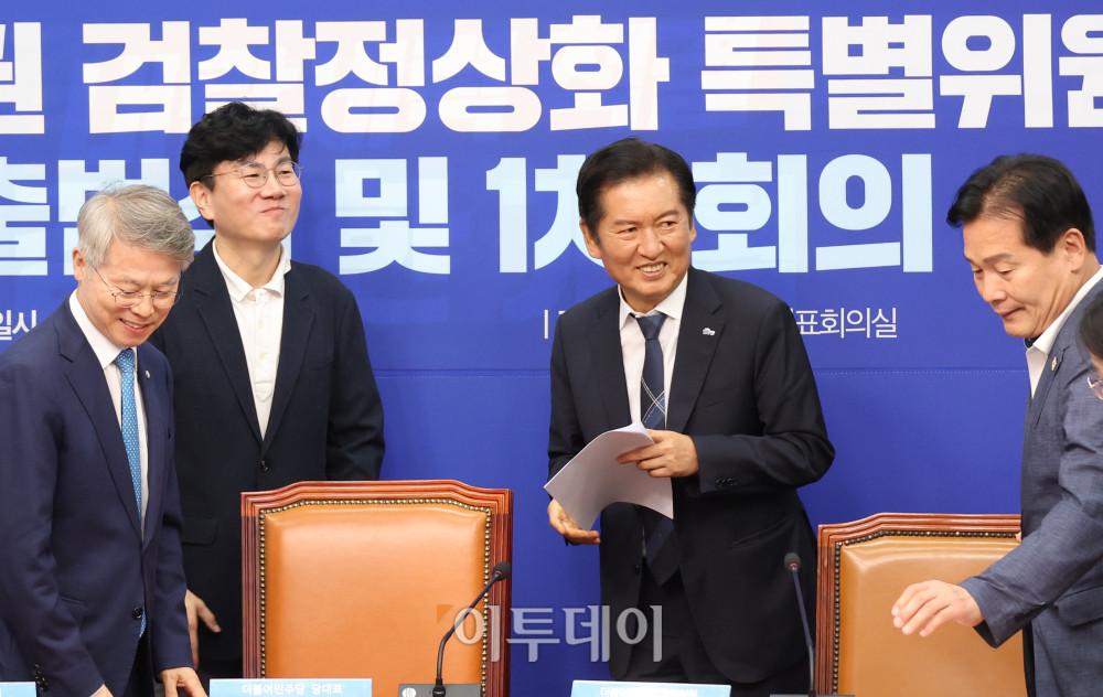 ▲정청래(왼쪽 세번째) 더불어민주당 대표가 6일 서울 여의도 국회에서 열린 국민주권 검찰정상화 특별위원회 출범식 및 1차 회의에서 민형배(오른쪽) 위원장을 비롯한 참석자들과 인사하고 있다. 고이란 기자 photoeran@