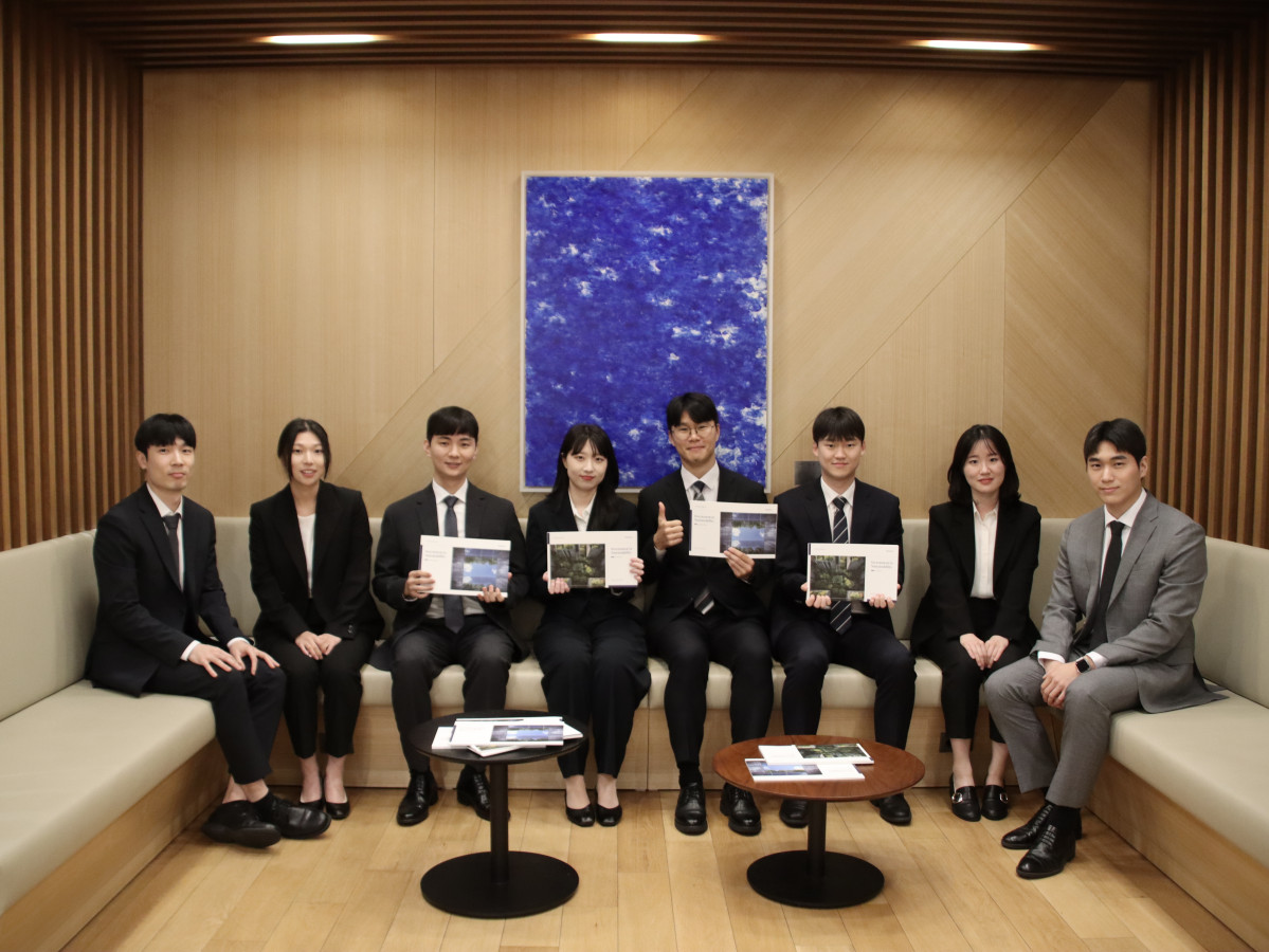 ▲마스턴투자운용 2025년 상반기 공개채용 신입사원들이 기념 촬영을 하고 있다. (사진=마스턴투자운용)