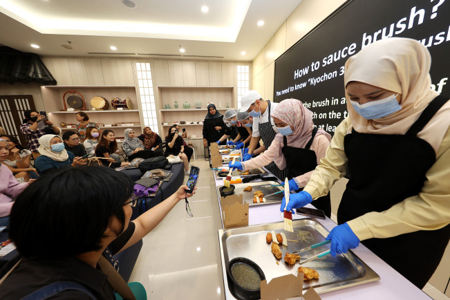 ▲교촌치킨이 말레이시아 현지에서 치킨 만들기 체험 행사로 '교촌1991스쿨'을 진행하고 있다.  (사진제공=교촌치킨)