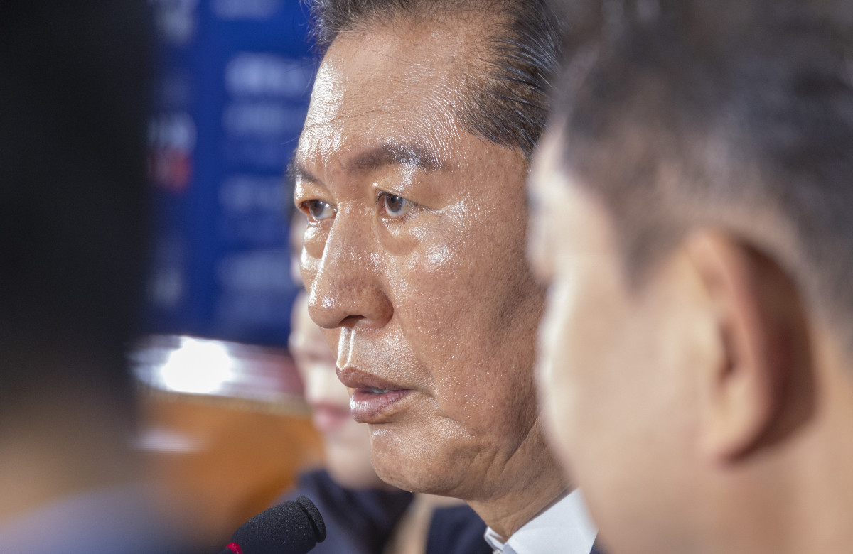 ▲정청래 더불어민주당 대표가 6일 국회에서 열린 최고위원회의에서 차명 주식 거래 의혹으로 탈당한 이춘석 전 국회 법사위원장에 대한 제명 결정을 발표하고 있다. (연합뉴스)