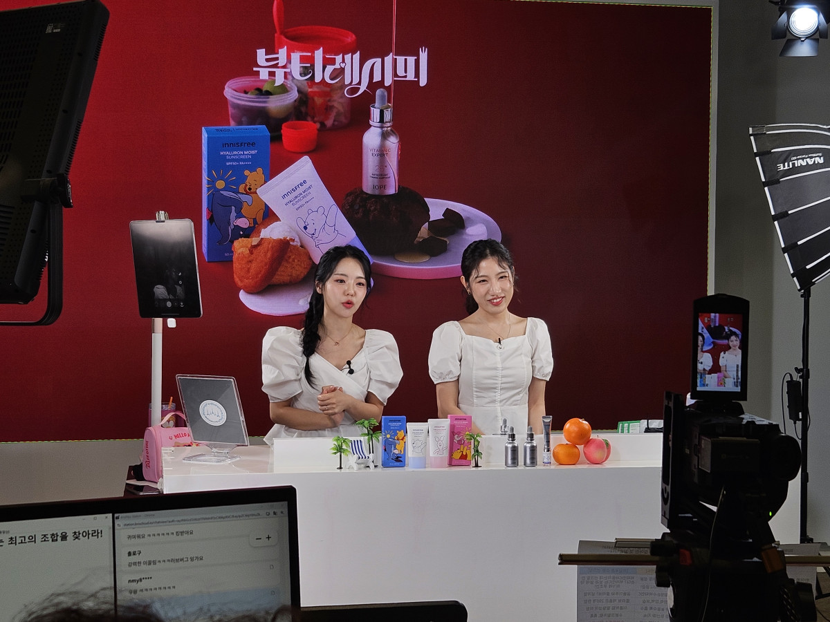 ▲서울 용산구 아모레퍼시픽 본사 라이브커머스 스튜디오에서 조윤아, 김현영 쇼호스트가 '뷰티레시피' 방송을 진행하고 있다. (문현호 기자 m2h@)