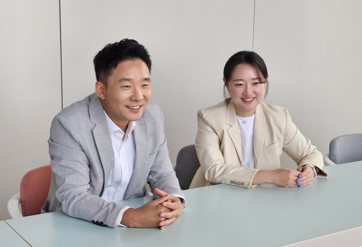 ▲한근영 아모레퍼시픽 콘텐츠커머스팀 팀장과 이제나 아모레퍼시픽 PD가 서울 용산구 아모레퍼시픽 본사에서 이투데이와 인터뷰하고 있다. (문현호 기자 m2h@)