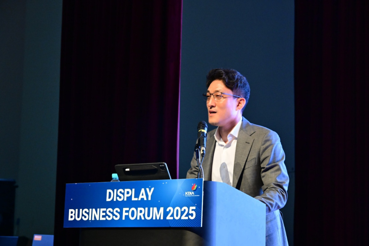 ▲황상근 LG디스플레이 대형 영업1담당(상무)이 6일 서울 강남구 코엑스에서 한국디스플레이산업협회 주최로 열린 '디스플레이 비즈니스 포럼 2025'에서 'OLED TV: 캐즘을 극복하다'를 주제로 기조연설을 하고 있다.  (연합뉴스)