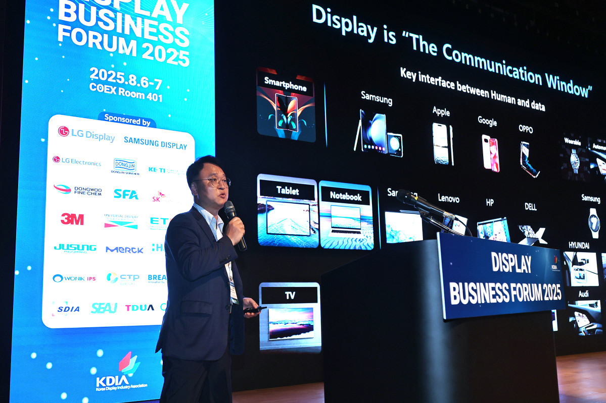▲조성찬 삼성디스플레이 부사장이 6일 서울 강남구 코엑스에서 한국디스플레이산업협회 주최로 열린 '디스플레이 비즈니스 포럼 2025'에서 'AI와 함께하는 디스플레이 패러다임 전환'을 주제로 기조연설을 하고 있다.  (연합뉴스)