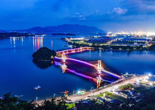 ▲섬진강 끝자락에 위치한 전남 광양 배알도가 각종 볼거리와 즐길거리, 먹을거리가 가득한 새로운 명소로 주목 받고 있다. 배알도 야경 (사진제공=광양시)