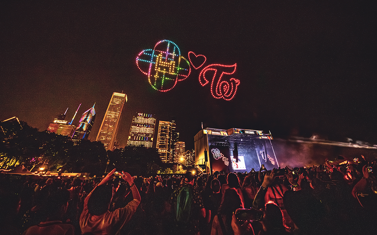 ▲2일(현지시간) 미국 일리노이주 시카고 그랜트 파크에서 열린 세계적 뮤직 페스티벌 '롤라팔루자 시카고'에서 그룹 트와이스의 무대가 펼쳐지고 있다. (사진제공=JYP엔터테인먼트)