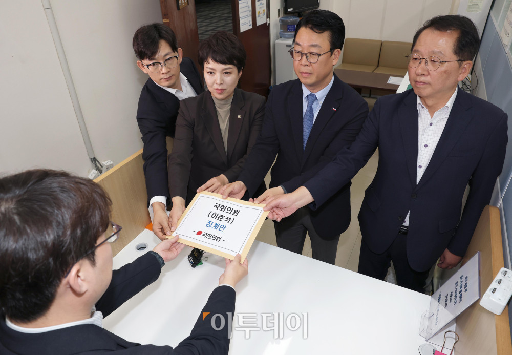 ▲박충권(왼쪽부터), 김은혜, 곽규택, 조승환 국민의힘 의원이 6일 서울 여의도 국회 의안과에서 주식 차명거래 의혹을 받고 있는 이춘석 의원 징계안을 제출하고 있다. 고이란 기자 photoeran@