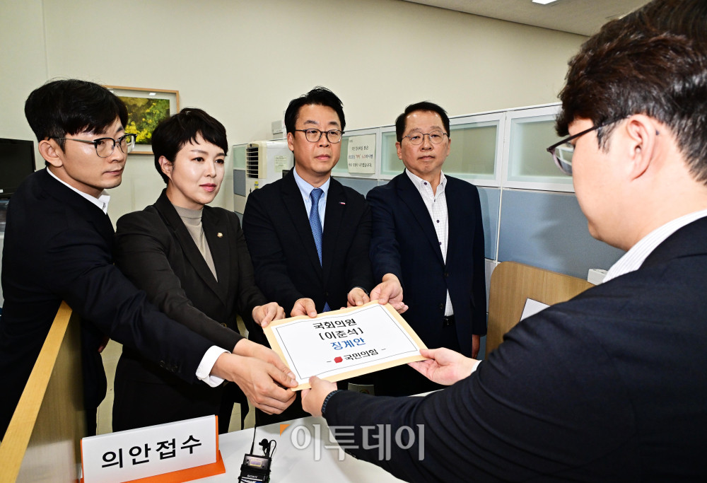 ▲박충권(왼쪽부터), 김은혜, 곽규택, 조승환 국민의힘 의원이 6일 서울 여의도 국회 의안과에서 주식 차명거래 의혹을 받고 있는 이춘석 의원 징계안을 제출하고 있다. 고이란 기자 photoeran@