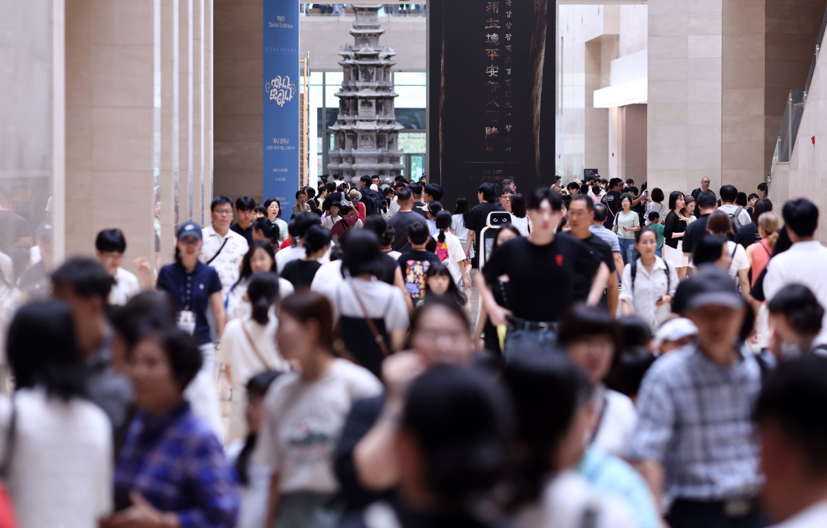 ▲1일 서울 국립중앙박물관을 찾은 시민들이 시간을 보내고 있다. 이날 국립중앙박물관에 따르면 올해 7월 1일부터 30일까지 국립중앙박물관을 찾은 관람객 수는 총 69만4552명이다. 지난해 같은 기간 관람객(33만8천868명)의 배를 넘는 수치다. (연합뉴스)
