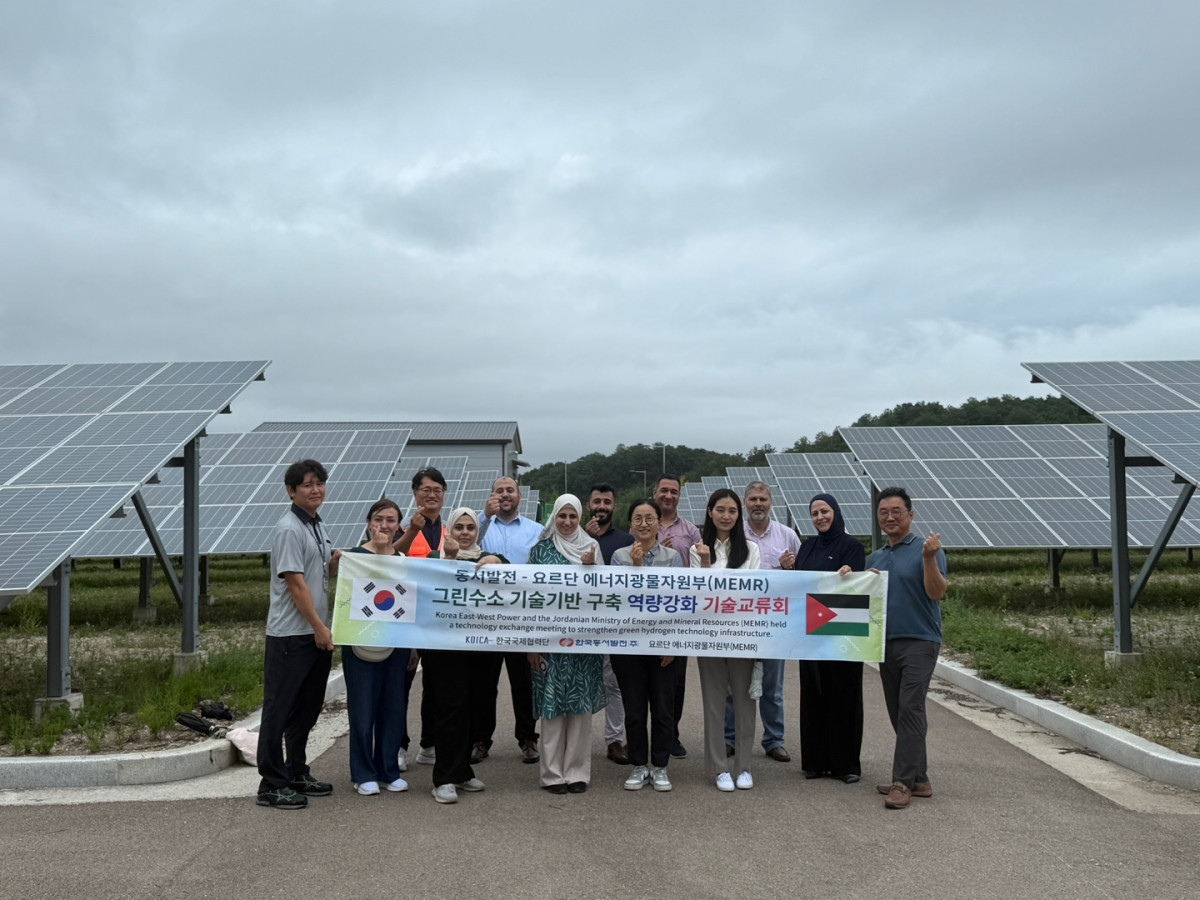 ▲동서발전이 6일 그린수소 연구개발(R&D) 클러스터에서 개최한 ‘그린수소 기술 기반 구축을 위한 역량강화 기술교류회’ 참석자들이 기념 촬영을 하고 있다. (사진제공=한국동서발전)