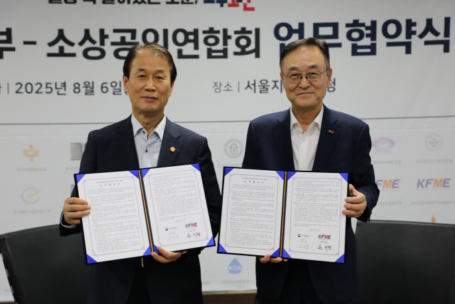 ▲송치영 소상공인연합회장(오른쪽)과 권오을 국가보훈부 장관이 6일 업무협약을 체결한 후 기념사진을 촬영하고 있다. (사진제공=소상공인연합회)