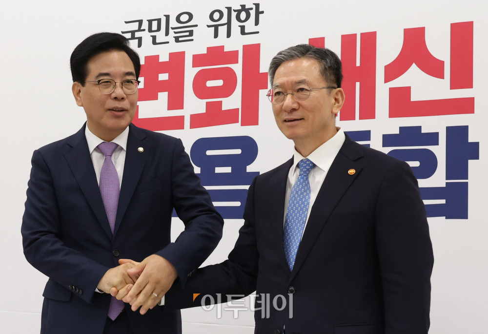 ▲정성호(오른쪽) 법무부 장관이 10일 서울 여의도 국회에서 송언석 국민의힘 비상대책위원장 겸 원내대표를 예방하고 있다. 고이란 기자 photoeran@