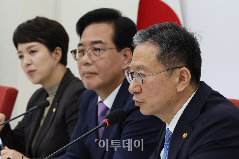 ▲정성호(오른쪽) 법무부 장관이 10일 서울 여의도 국회에서 송언석 국민의힘 비상대책위원장 겸 원내대표를 예방하고 있다. 고이란 기자 photoeran@