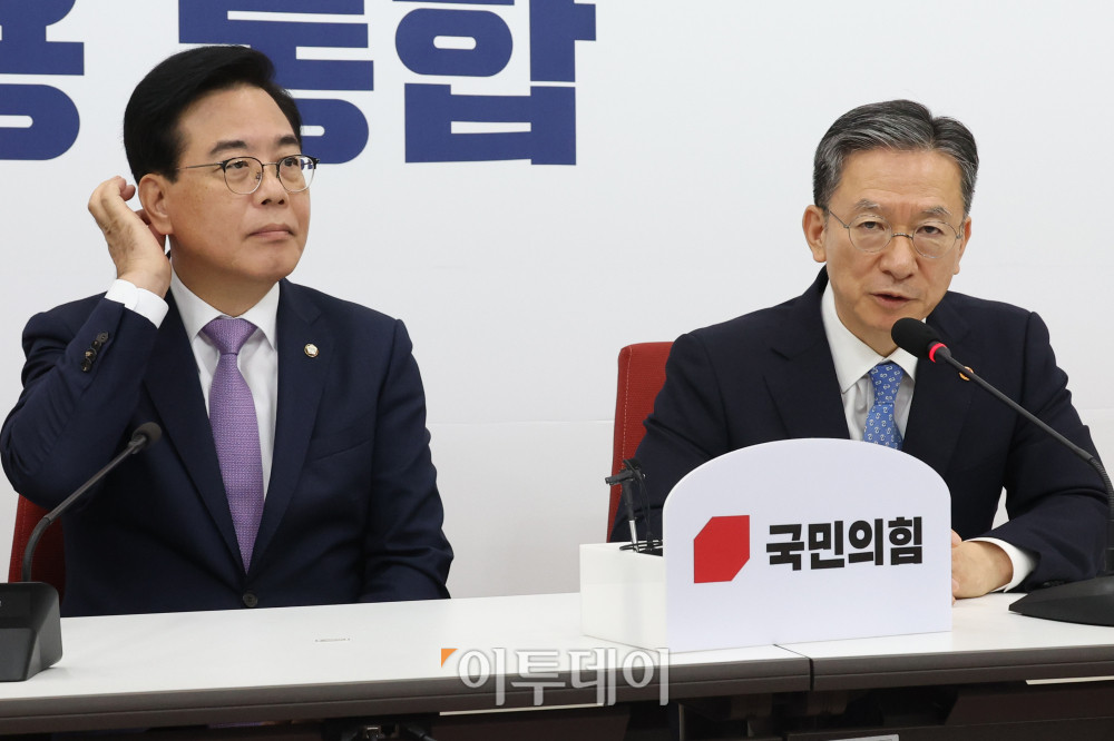 ▲정성호(오른쪽) 법무부 장관이 10일 서울 여의도 국회에서 송언석 국민의힘 비상대책위원장 겸 원내대표를 예방하고 있다. 고이란 기자 photoeran@