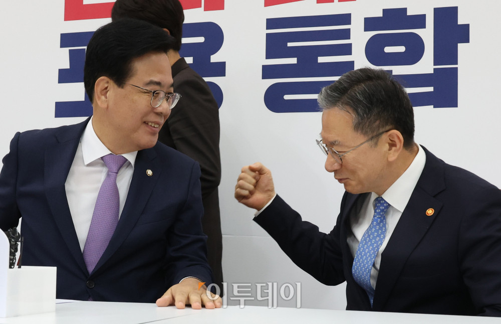 ▲정성호(오른쪽) 법무부 장관이 10일 서울 여의도 국회에서 송언석 국민의힘 비상대책위원장 겸 원내대표를 예방하고 있다. 고이란 기자 photoeran@