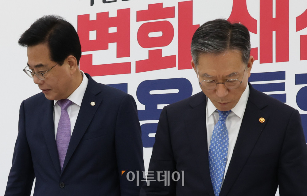 ▲정성호(오른쪽) 법무부 장관이 10일 서울 여의도 국회에서 송언석 국민의힘 비상대책위원장 겸 원내대표를 예방하고 있다. 고이란 기자 photoeran@