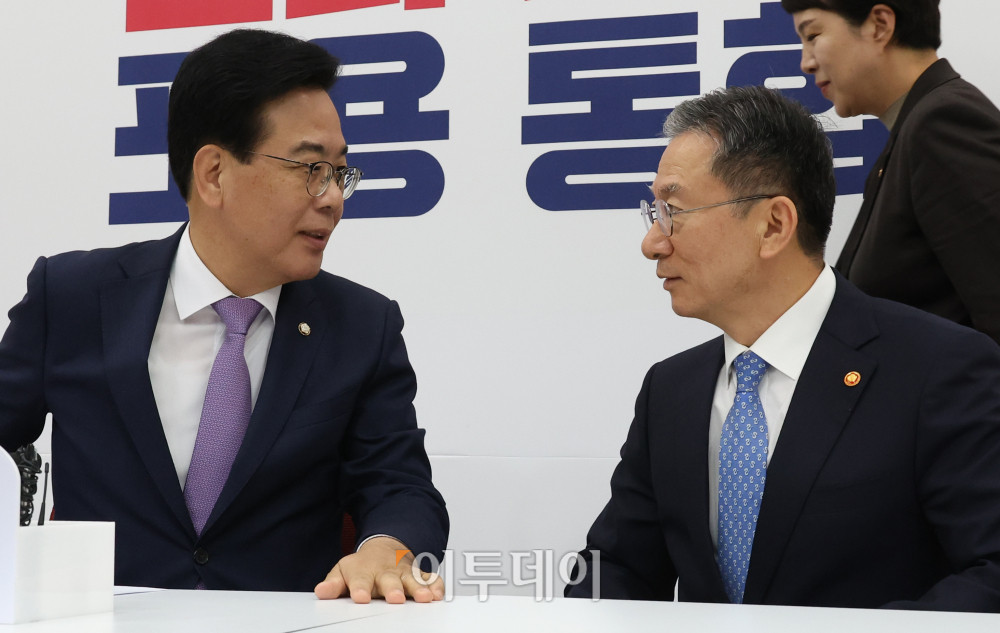 ▲정성호(오른쪽) 법무부 장관이 10일 서울 여의도 국회에서 송언석 국민의힘 비상대책위원장 겸 원내대표를 예방하고 있다. 고이란 기자 photoeran@