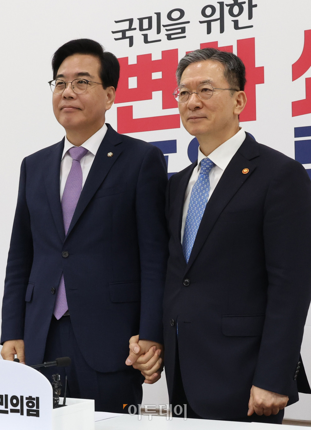 ▲정성호(오른쪽) 법무부 장관이 10일 서울 여의도 국회에서 송언석 국민의힘 비상대책위원장 겸 원내대표를 예방하고 있다. 고이란 기자 photoeran@