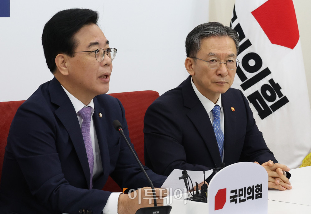 ▲정성호(오른쪽) 법무부 장관이 10일 서울 여의도 국회에서 송언석 국민의힘 비상대책위원장 겸 원내대표를 예방하고 있다. 고이란 기자 photoeran@