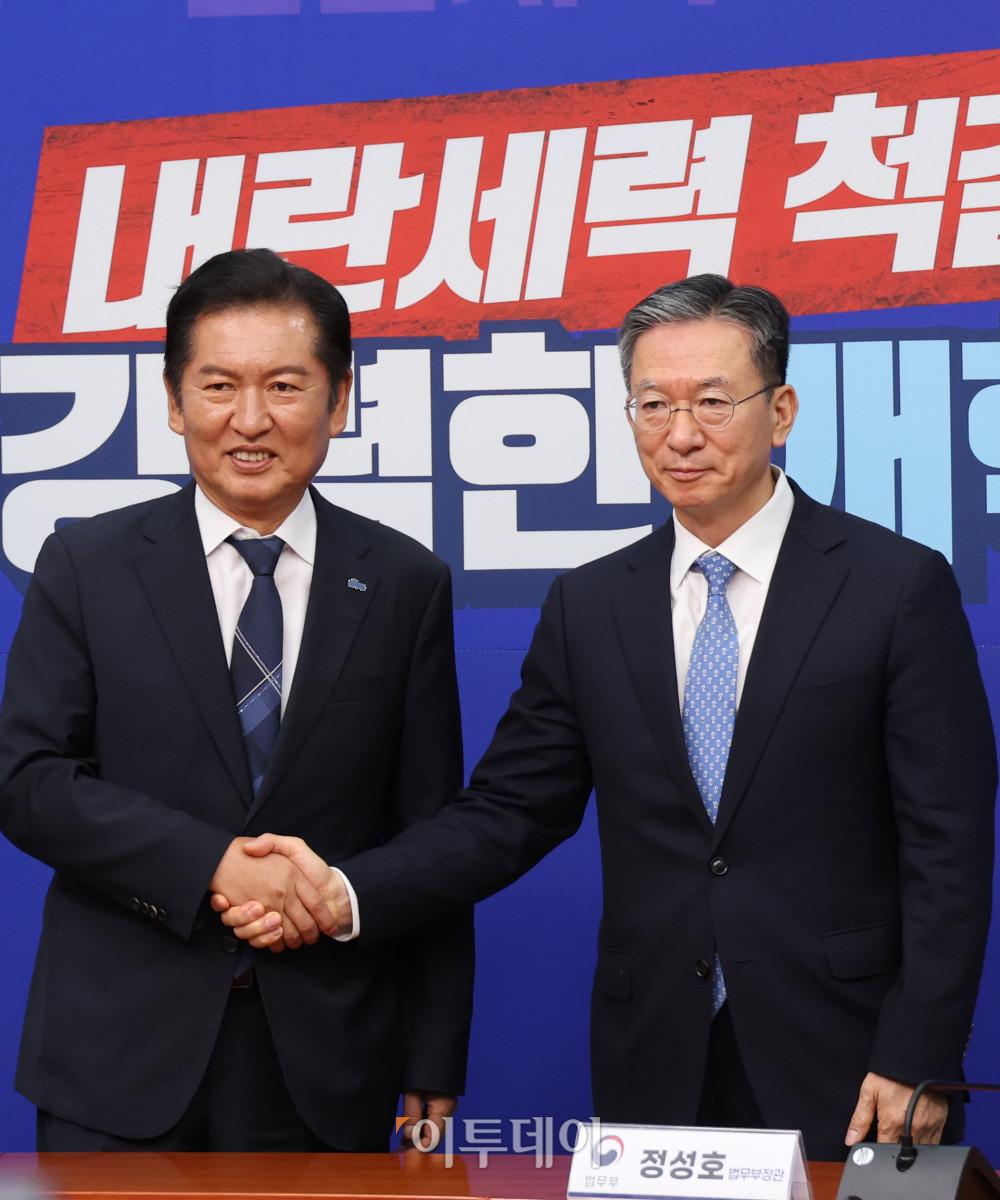 ▲정성호(오른쪽) 법무부 장관이 10일 서울 여의도 국회에서 정청래 더불어민주당 대표를 예방해 악수하고 있다. 고이란 기자 photoeran@