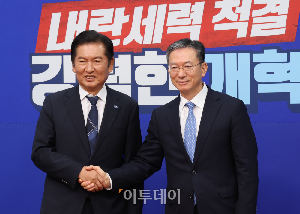 ▲정성호(오른쪽) 법무부 장관이 10일 서울 여의도 국회에서 정청래 더불어민주당 대표를 예방해 악수하고 있다. 고이란 기자 photoeran@