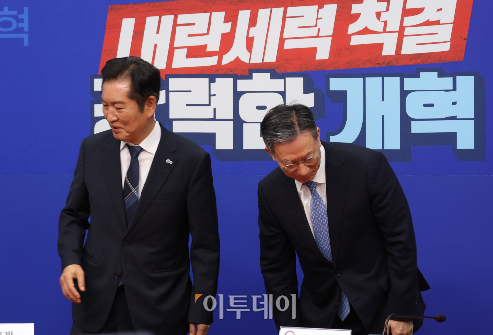 ▲정성호(오른쪽) 법무부 장관이 10일 서울 여의도 국회에서 정청래 더불어민주당 대표를 예방해 기념촬영을 마치고 자리로 향하고 있다. 고이란 기자 photoeran@