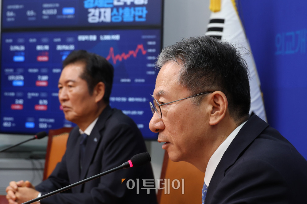 ▲정성호(오른쪽) 법무부 장관이 10일 서울 여의도 국회에서 정청래 더불어민주당 대표를 예방하고 있다. 고이란 기자 photoeran@