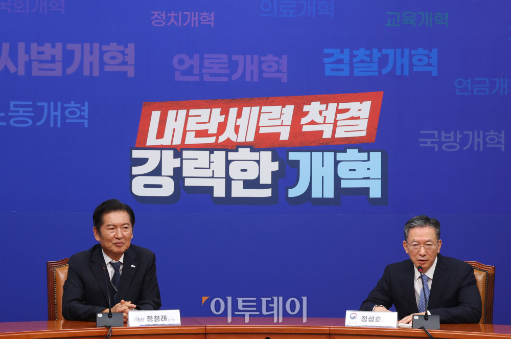 ▲정성호(오른쪽) 법무부 장관이 10일 서울 여의도 국회에서 정청래 더불어민주당 대표를 예방하고 있다. 고이란 기자 photoeran@