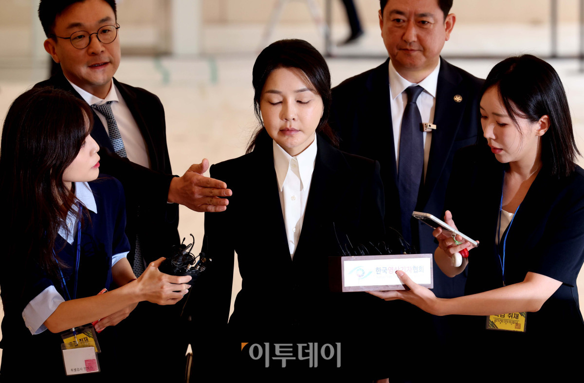 ▲ 윤석열 전 대통령 부인 김건희 여사가 6일 서울 종로구 KT 광화문 빌딩 웨스트에 마련된 민중기 특별검사팀 사무실에 자본시장 및 금융투자업에 관한 법률 위반 등 혐의 피의자 신분으로 출석하면서 포토라인에 서있다. (신태현 기자 holjjak@)