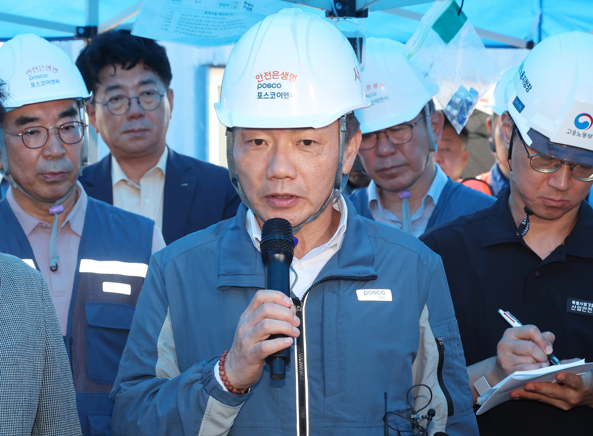 ▲6일 송치영 포스코이앤씨 사장이 작업자가 중상을 입고 의식불명에 빠진 사고가 발생한 경기도 광명시 포스코이앤씨 고속도로 건설공사 현장에서 더불어민주당 을지로위원회 위원들의 질의에 답하고 있다.  (연합뉴스)