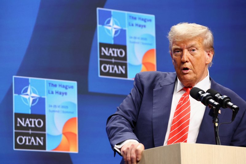 ▲도널드 트럼프 미국 대통령이 6월 25일 네덜란드 헤이그에서 나토 정상회의를 끝낸 뒤 기자회견을 하고 있다. 이날 나토의 방위비 증액을 거부한 스페인에 대해 트럼프 대통령은 미국과 무역협상에서 스페인이 대가를 치를 것이라고 경고했다. 헤이그/로이터연합뉴스