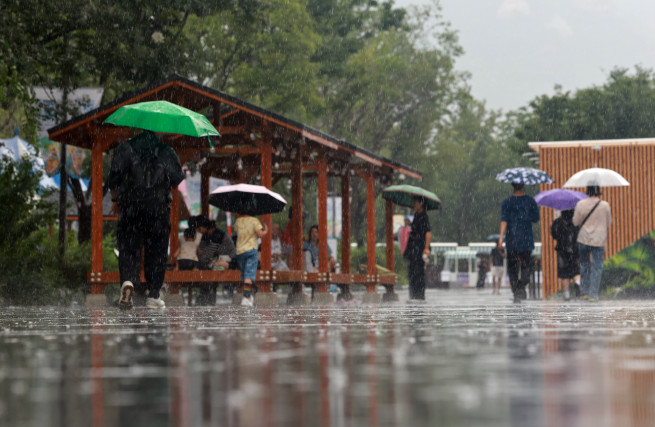 ▲전국 곳곳 비가 내린 6일 서울 광화문광장에서 우산을 쓴 시민들이 이동하고 있다. (연합뉴스)