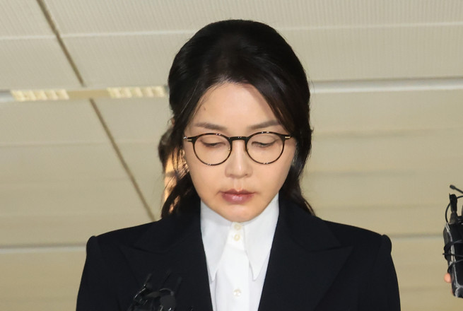 ▲김건희 여사가 6일 서울 종로구 KT광화문빌딩 웨스트에 마련된 민중기 특별검사팀에서 피의자 신분으로 조사를 받고 귀가하고 있다. (연합뉴스)