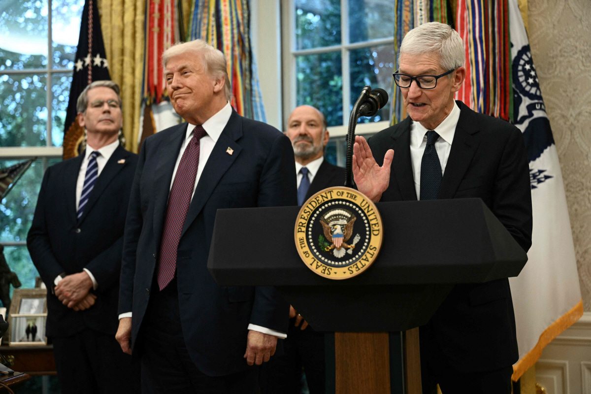 ▲팀 쿡(오른쪽) 애플 최고경영자(CEO)와 도널드 트럼프 미국 대통령이 6일(현지시간) 워싱턴D.C. 백악관 집무실에서 애플의 새로운 대미 투자계획을 발표하고 있다.  (워싱턴D.C./AFP연합뉴스)