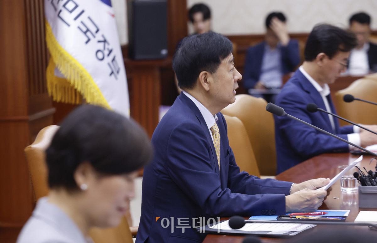 ▲구윤철 경제부총리 겸 기획재정부 장관이 7일 서울 종로구 정부서울청사에서 열린 경제관계장관회의에서 모두발언을 하고 있다. 조현호 기자 hyunho@