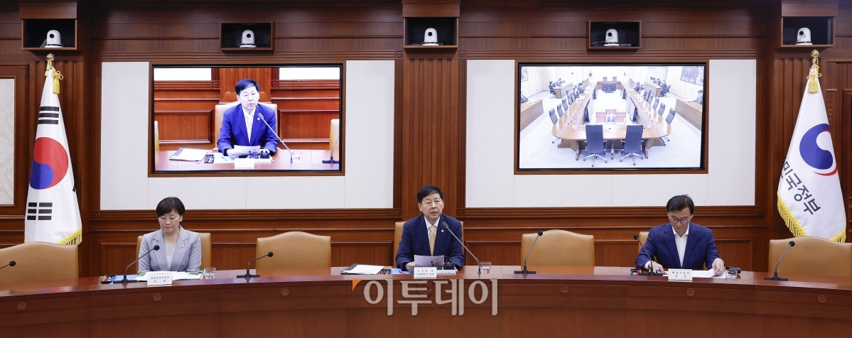 ▲구윤철 경제부총리 겸 기획재정부 장관이 7일 서울 종로구 정부서울청사에서 열린 경제관계장관회의에서 모두발언을 하고 있다. 조현호 기자 hyunho@