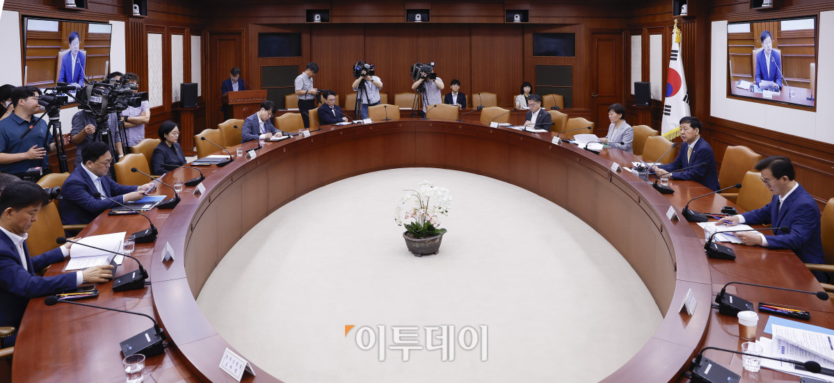 ▲구윤철 경제부총리 겸 기획재정부 장관이 7일 서울 종로구 정부서울청사에서 열린 경제관계장관회의에서 모두발언을 하고 있다. 조현호 기자 hyunho@