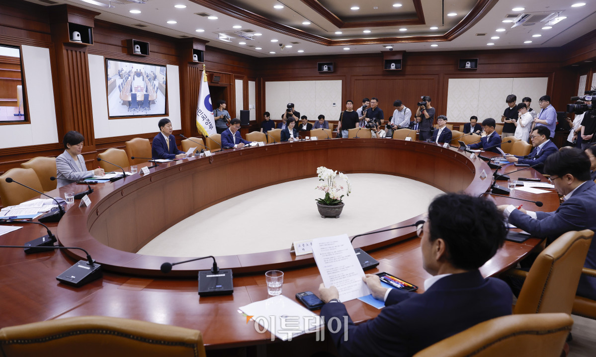 ▲구윤철 경제부총리 겸 기획재정부 장관이 7일 서울 종로구 정부서울청사에서 열린 경제관계장관회의에서 모두발언을 하고 있다. 조현호 기자 hyunho@