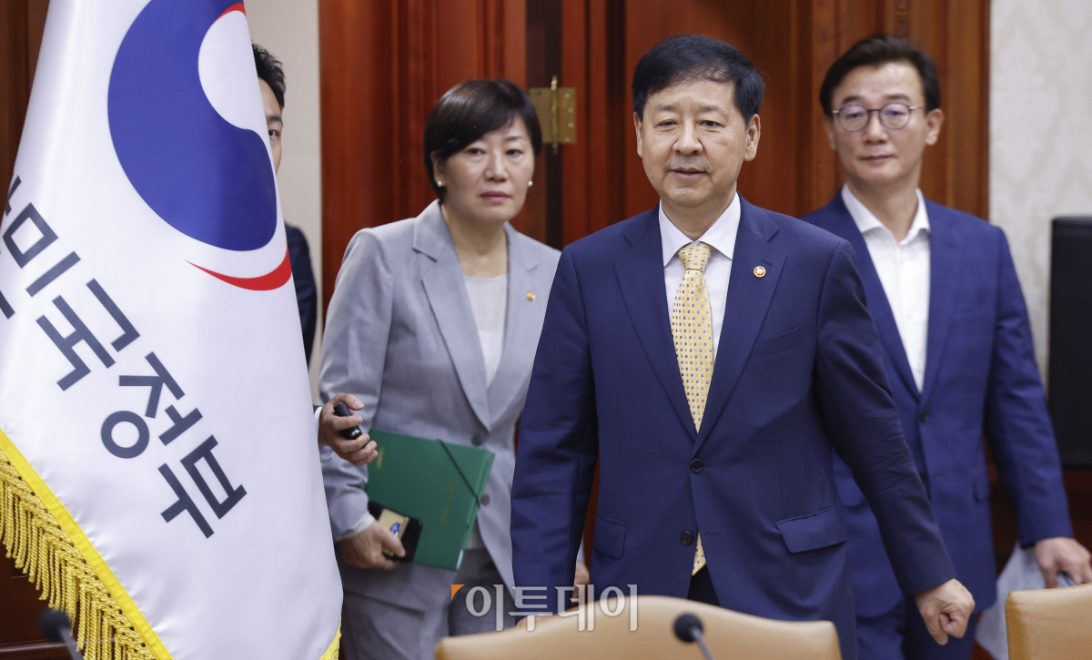 ▲구윤철(가운데) 경제부총리 겸 기획재정부 장관과 전재수(오른쪽) 해양수산부 장관, 송미령 농림축산식품부 장관이 7일 서울 종로구 정부서울청사에서 열린 경제관계장관회의에 참석하고 있다. 조현호 기자 hyunho@